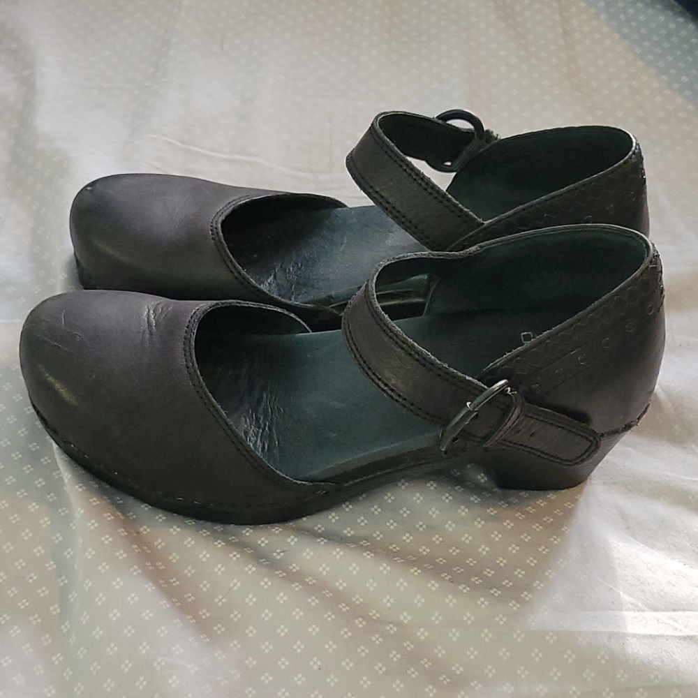 Size 39 Black leather Dansko clogs